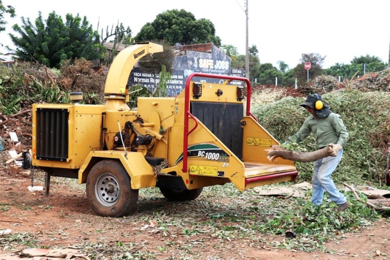 Ecoponto da zona sul recebe máquina para triturar resto de poda e galhos