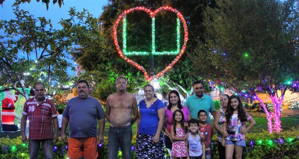 Praça vira cartão postal de Natal em Marília com homenagem a jovem falecido