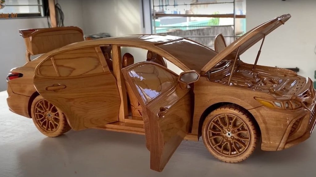 Artesão "transforma" madeira em Toyota Camry em menos de 15 minutos