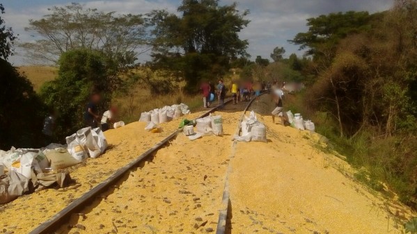 Carga espalhada na ferrovia durante tentativa de saque – Reprodução/Votunews