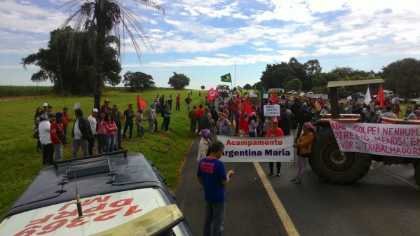 protesto do MST interdita rodovia BR-153 em Promissão