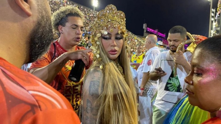 "Vou dar meu melhor", promete irmã de Neymar no 1º desfile como musa