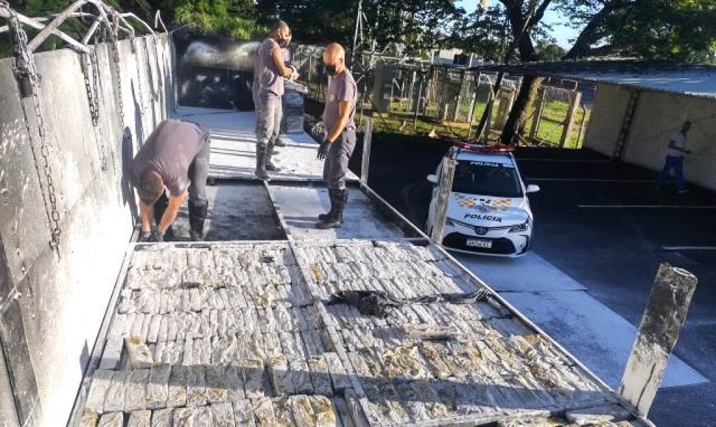 Justiça decreta prisão preventiva para dupla flagrada com 2,6 ton de maconha Justiça decreta prisão preventiva para dupla flagrada com 2,6 ton de maconha
