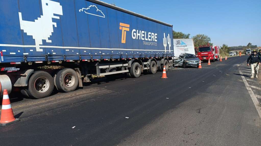 Colisão de caminhões e carros causa mortes na BR-153 em Campos Novos