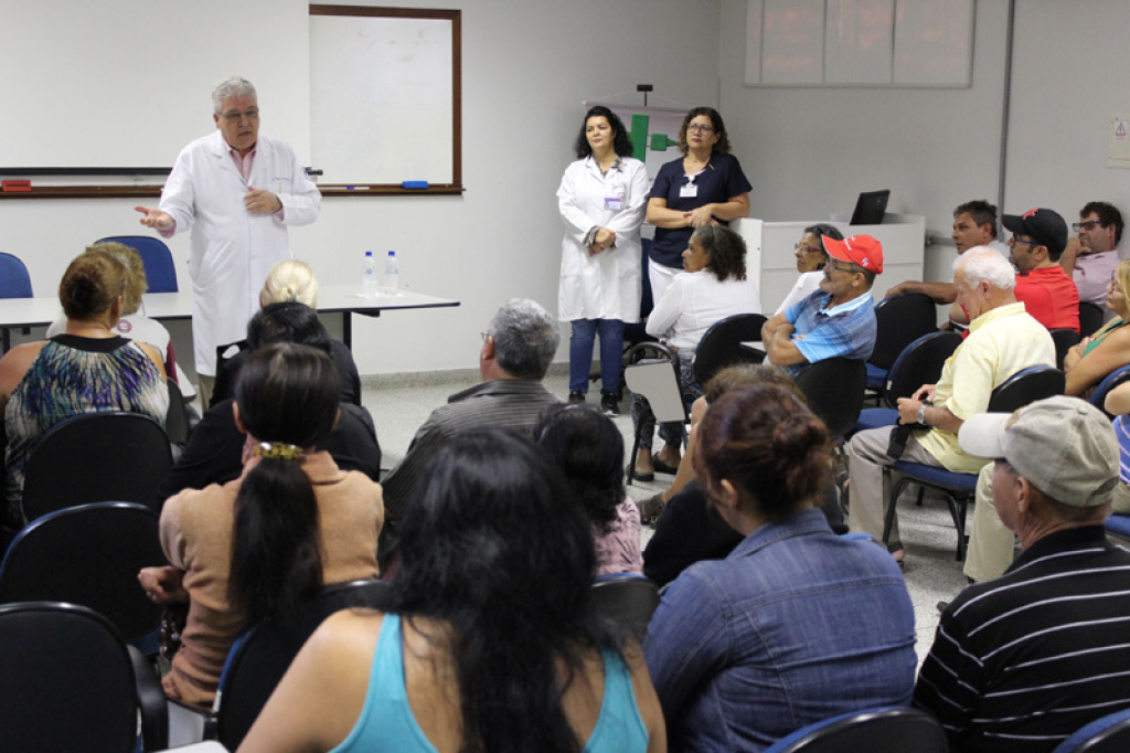 Palestra orienta grupo de fumantes sobre risco do vício