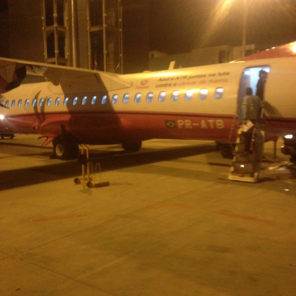 Avião da Azul parado no aeroporto de Campinas