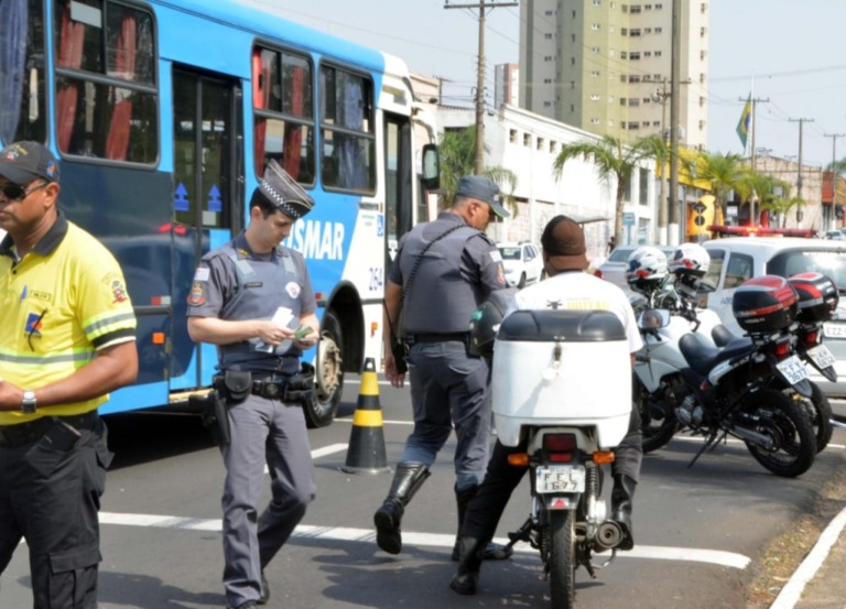 PM e Emdurb fazem bloqueio para divulgar Semana do Trânsito