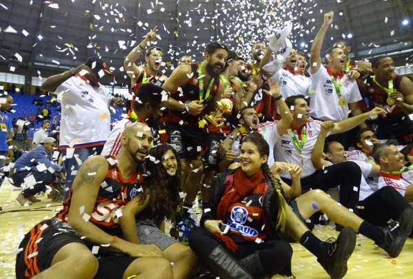 BASQUETE - Marília tem caldeirão de Bauru e festa carioca; veja fotos de público, jogo e atrações