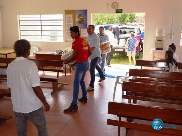 Pit Stop Solidário entrega alimentos e roupas a vítimas da chuva