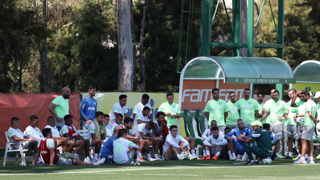 O técnico Abel Ferreira, conversa com o elenco durante treinamento, na Academia de Futebol. | Foto: Cesar