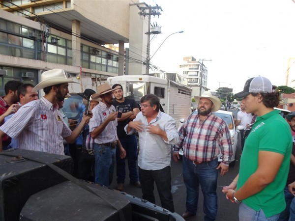 Defensores dos rodeios conversam com prefeito Daniel Alonso na porta da Câmara – Rogério Martinez