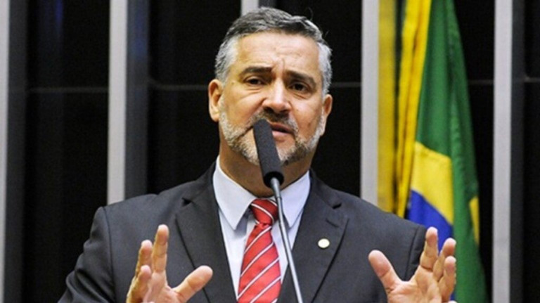 'Não é questão de opinião', diz ministro sobre lei contra fake news
