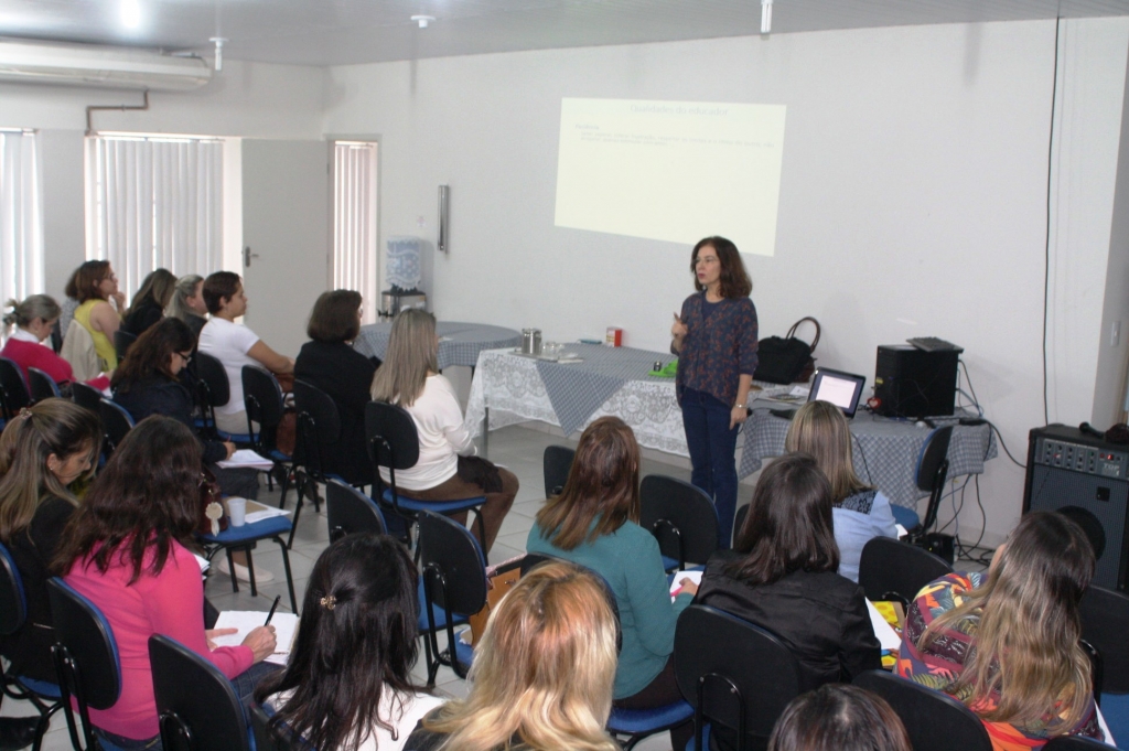 Psicólogas falam a educadores sobre limites na educação de crianças