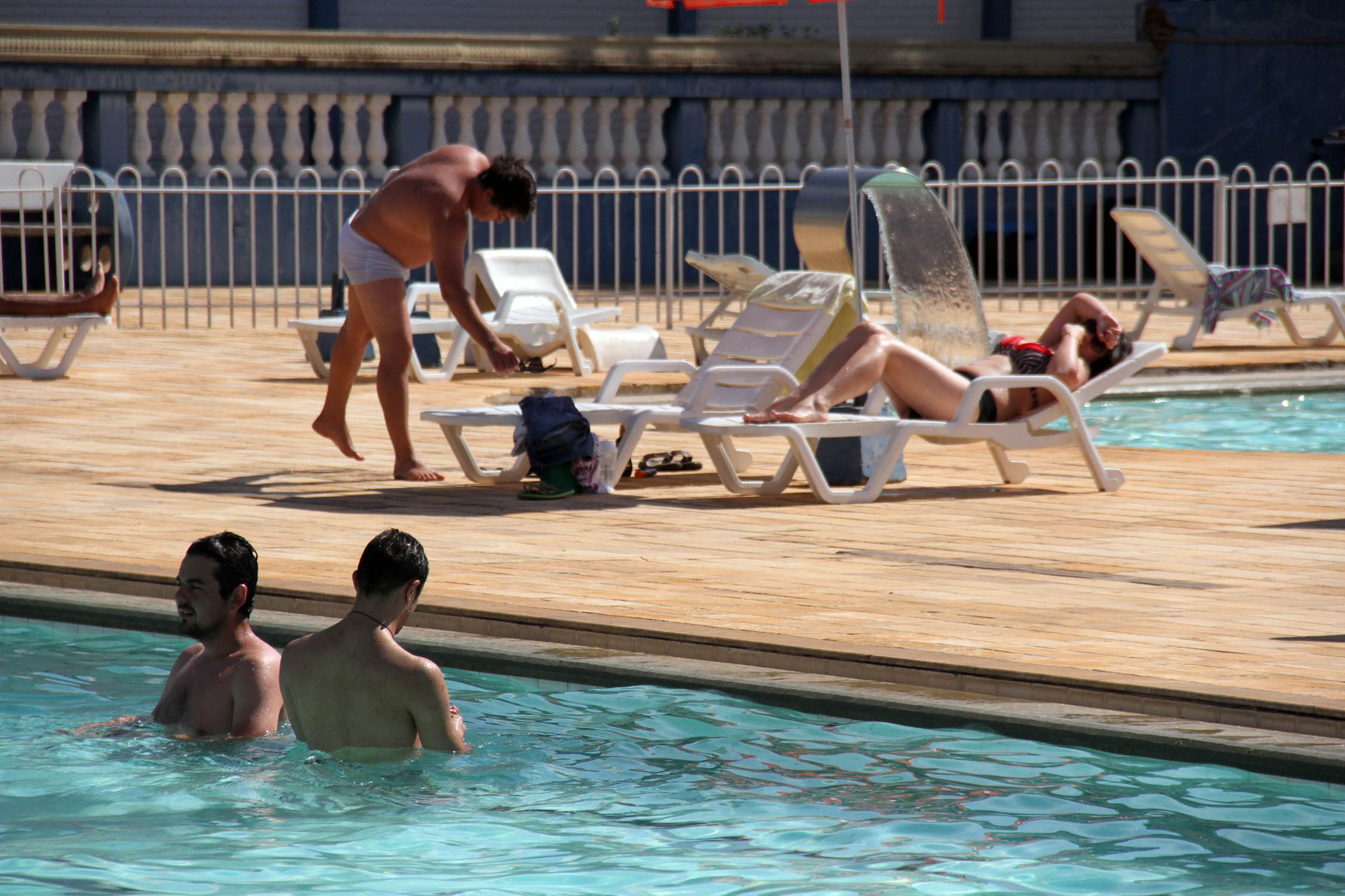 Calor continua no final de semana; piscinas ganham público