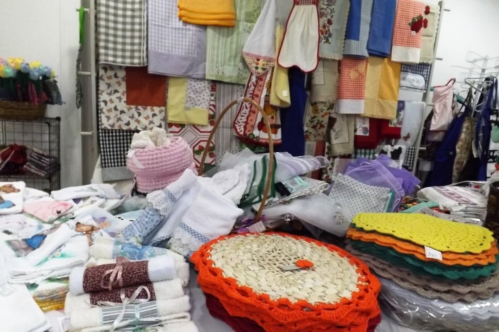 Voluntárias da Apae fazem bazar do dia das mães em shopping