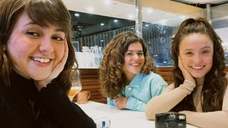 Larissa Manoela posta foto com Klara Castanho em apoio à amiga