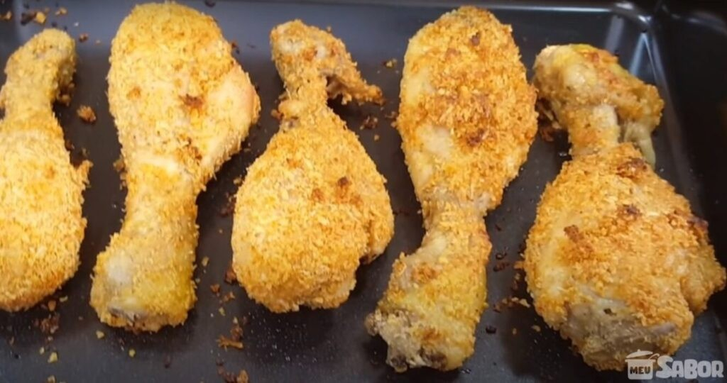 Coxas de frango, empada e assada, uma ótima pedida para se fazer no seu almoço de hoje! Rápido e fácil!