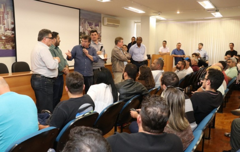 Prefeito Daniel Alonso durante encontro com motoristas de aplicativos – Divulgação