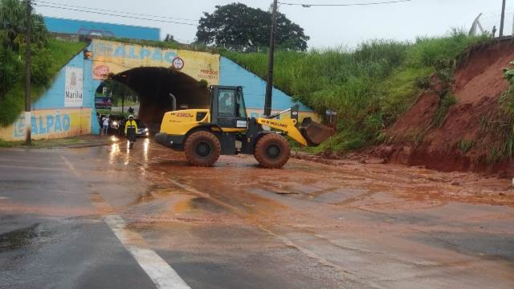 Chuva forte provoca deslizamento, alaga avenidas e complica trânsito de Marília