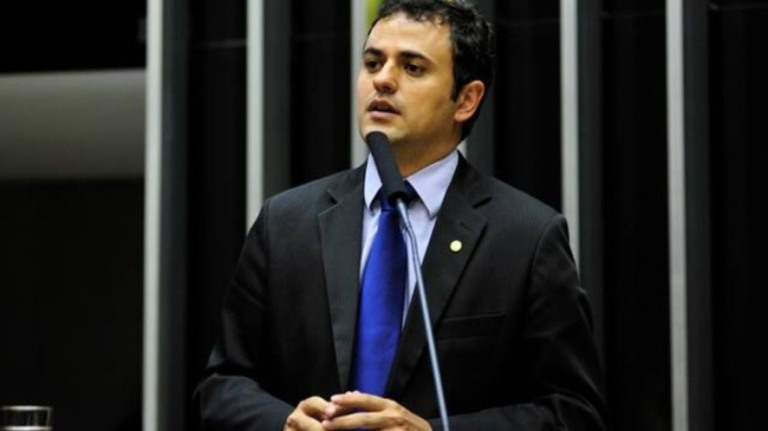 Caso das joias: Glauber Braga detona Eduardo Bolsonaro: "Já devolveu?"
