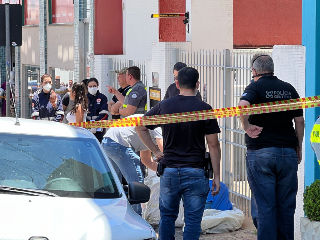 Corpo abandonado em saco no centro de Marília interdita rua e mobiliza policiais