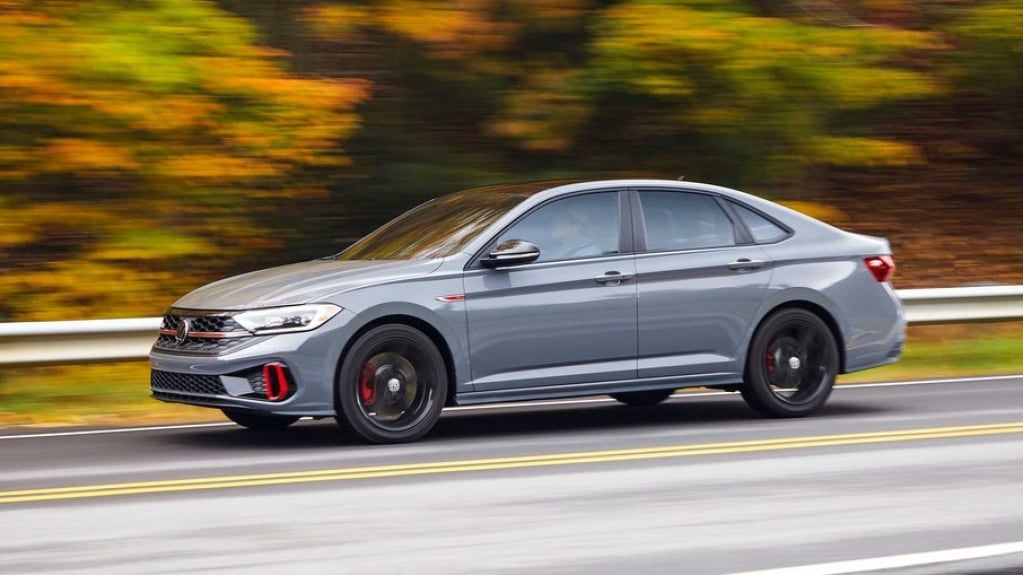 VW lança sedã Jetta GLi 2023 renovado e com mais apelo esportivo