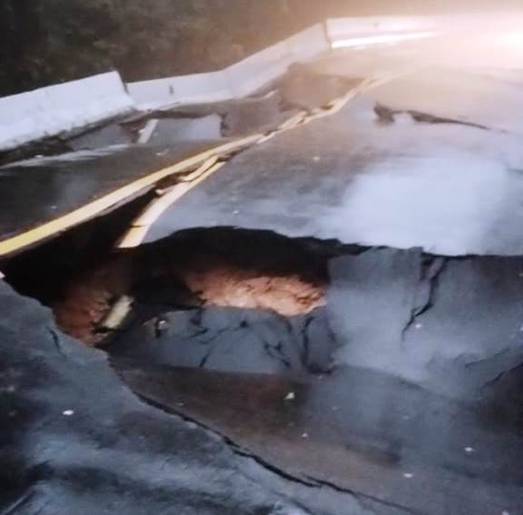 Chuva causa deslizamentos, morte e fecha rodovias no litoral de SP Chuva causa deslizamentos, morte e fecha rodovias no litoral de SP