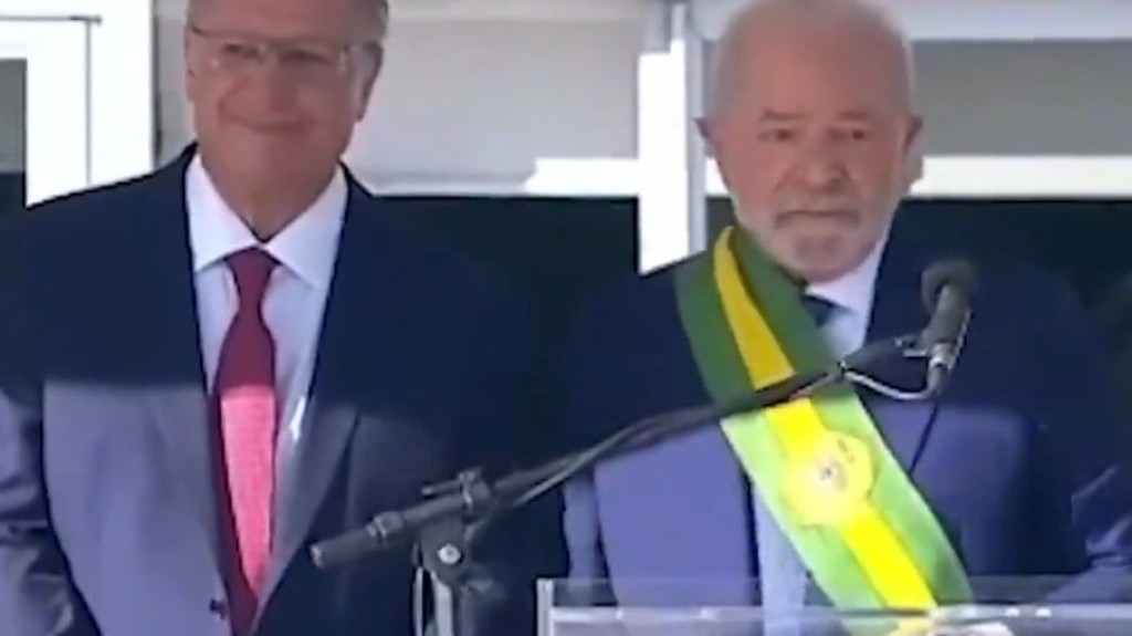 Lula assume governo com o apoio de 11 e oposição de 14 governadores Lula assume governo com o apoio de 11 e oposição de 14 governadores