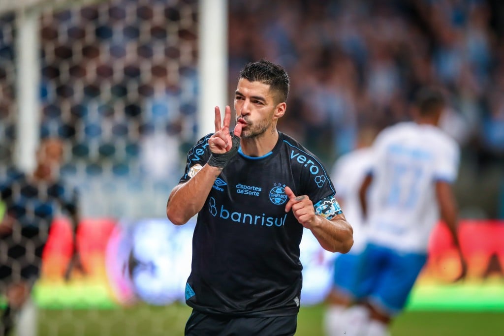 Os jogadores Flaco López e Naves durante o