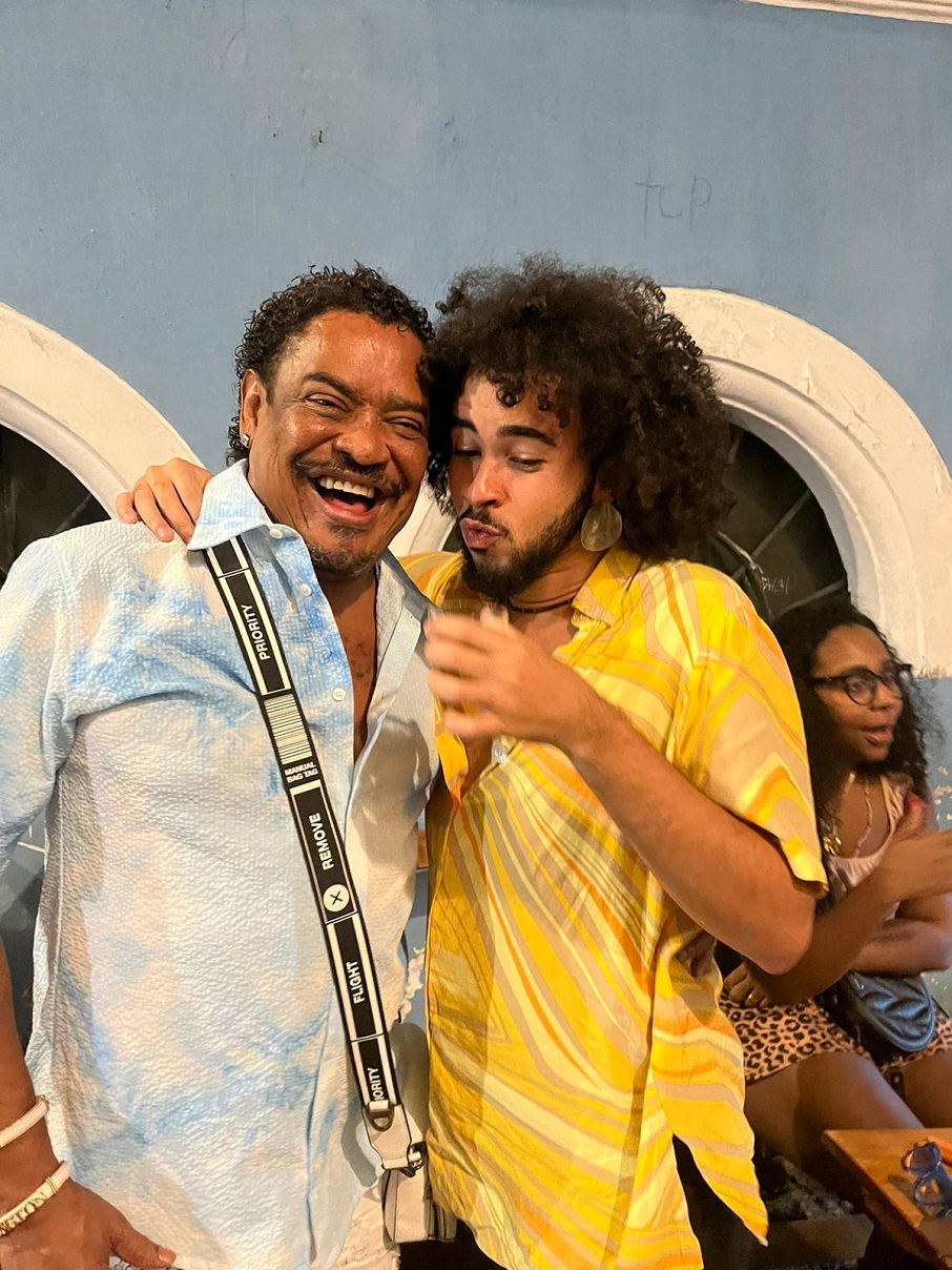 O estudante universitário Lucas Martins em viagem à Bahia. Ele pousou junto ao Compadre Washington, da banda É O Tchan!.. Foto: Arquivo pessoal