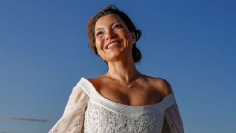 Lá vem a noiva! Janja posa com o vestido do casamento; veja