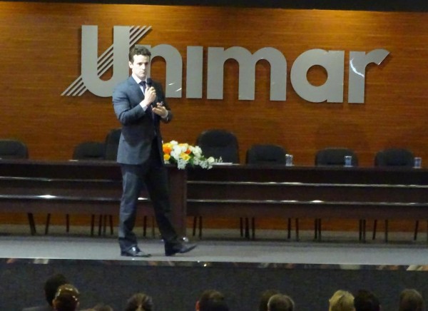 Procurador Roberson Pozzobon durante palestra na Unimar