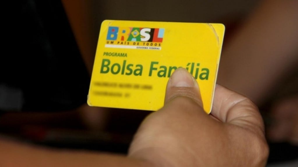 Bolsa Família completa maioridade, mas sucesso recua com crise econômica