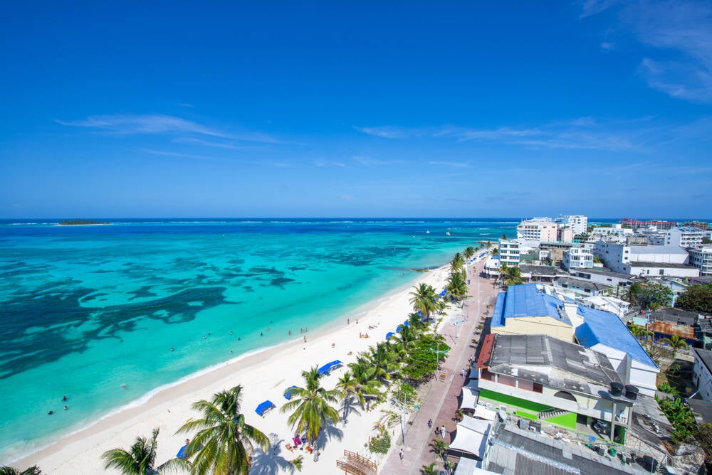 O litoral da ilha de San Andrés é pequeno, mas pode te surpreender com as areias brancas e águas cristalinas. Foto: shutterstock 