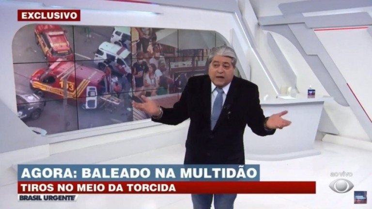 Datena se irrita e bate-boca ao vivo com bombeiro e policial