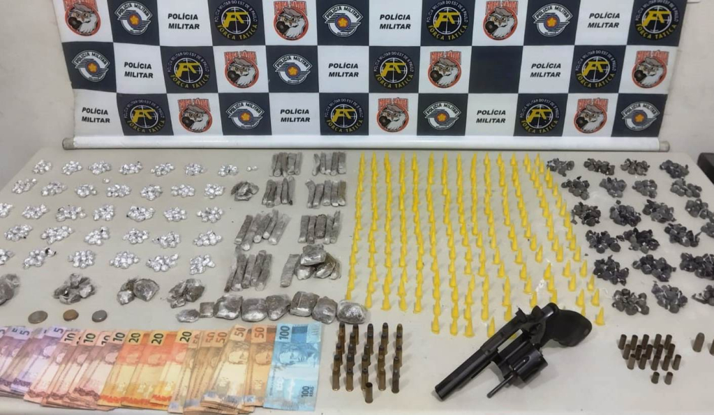 PM apreende 886 porções de drogas e arma com dupla presa na zona sul