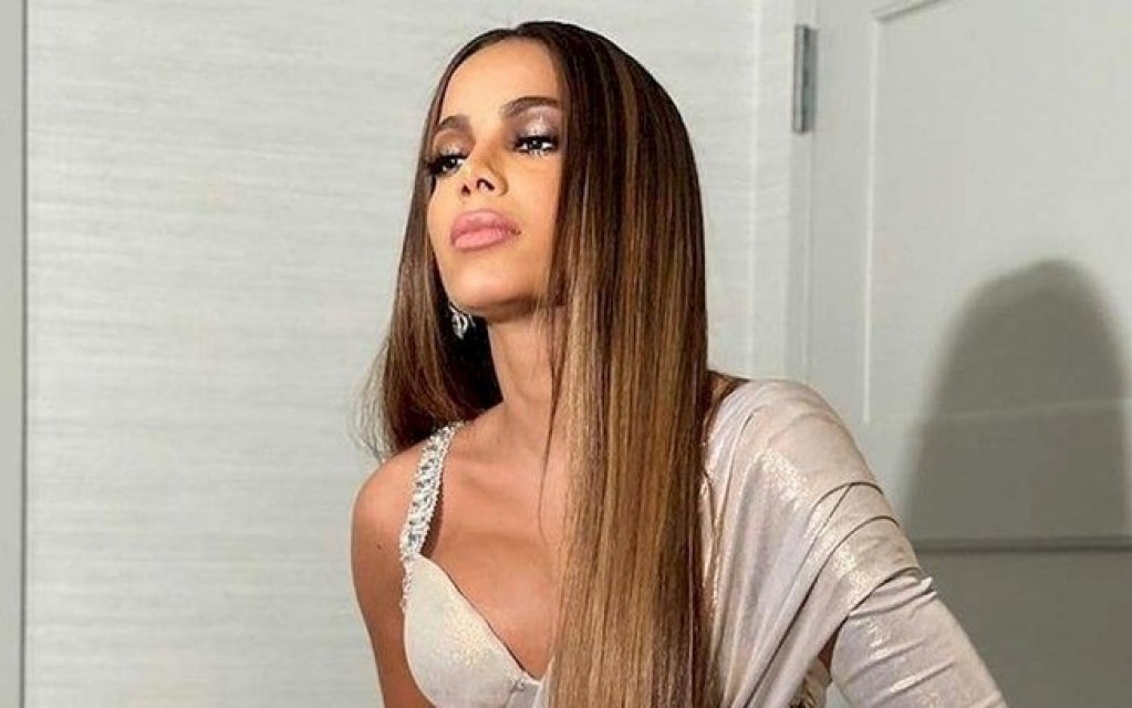 Anitta sobre vídeo onde aparece dançando música gospel: "montagem" Anitta sobre vídeo onde aparece dançando música gospel: "montagem"