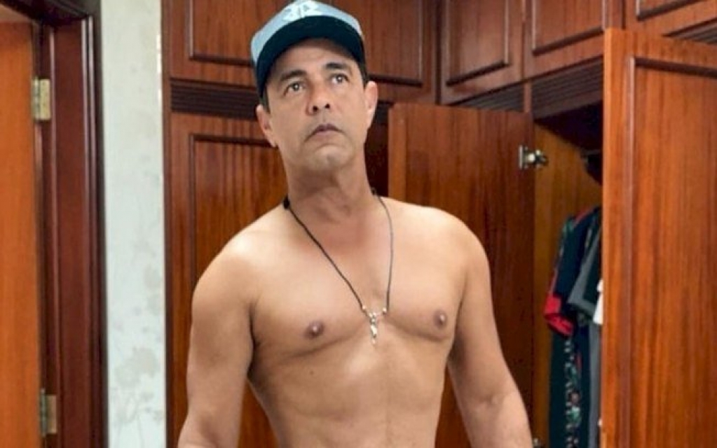 Zezé di Camargo chama atenção na web ao posar sem camisa: "Não tem Photoshop"