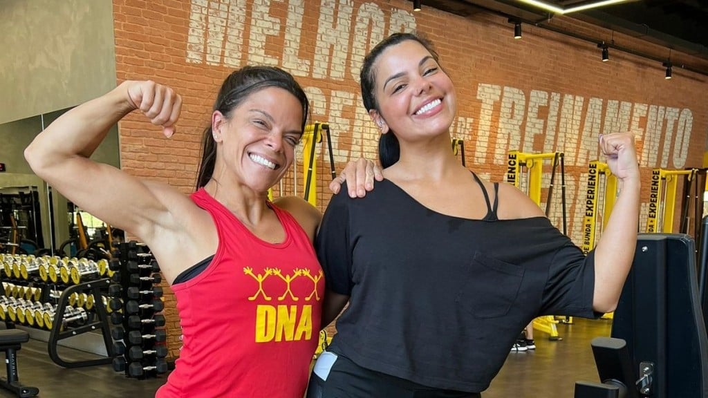 Divulgação Evelyn Regly e sua personal trainer Carol Vaz