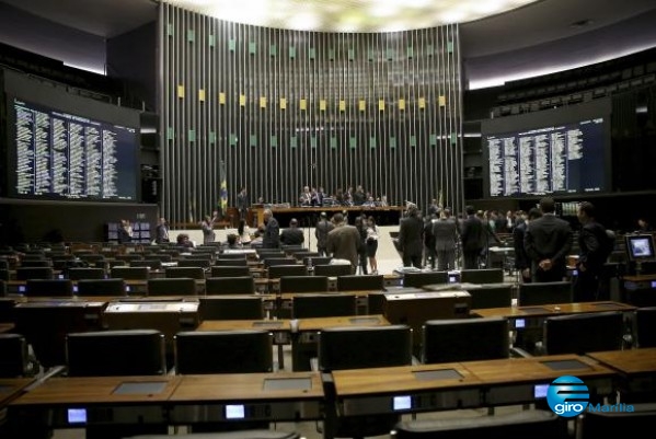 Impeachment - Deputados discursam para plenário vazio