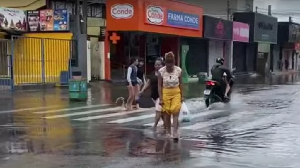 Após chuvas em SP, vias seguem interditadas; veja pontos de bloqueio