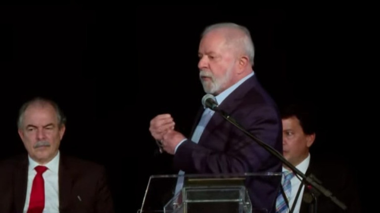 PEC é para cobrir a irresponsabilidade de Bolsonaro, diz Lula