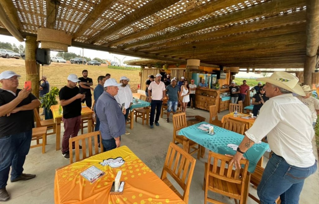 Vídeo - Marco Brasil visita Aquaville Eco Resort, elogia estrutura e convida famílias