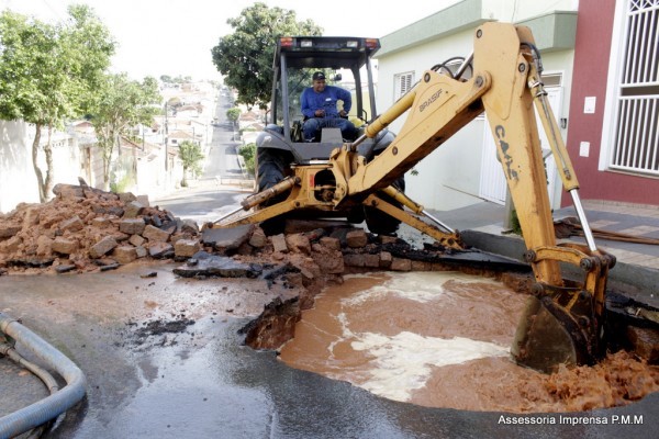 De novo – Adutora rompe outra vez, economize água