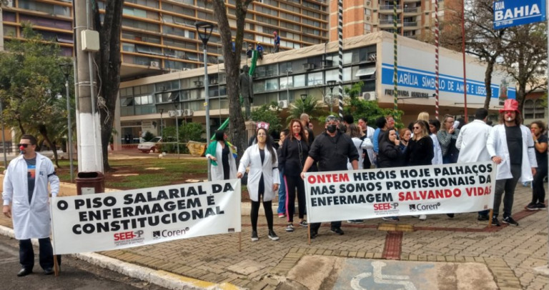 Marília tem passeata em ato estadual por piso salarial da enfermagem