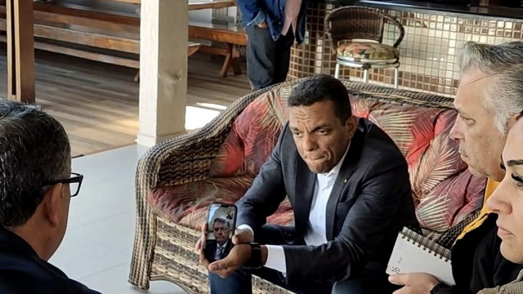 Bolsonaro conversa por vídeo com parentes do petista morto no Paraná