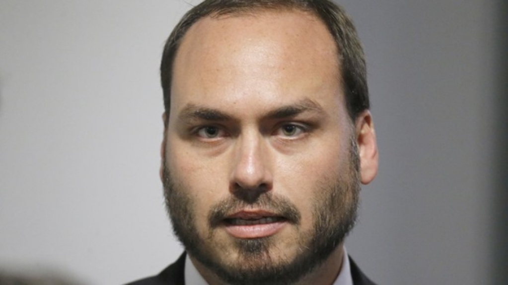 Carlos Bolsonaro seria "beneficiário final" em esquema de rachadinha, aponta MP