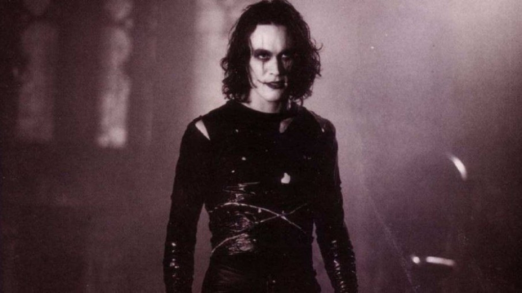 Irmã de Brandon Lee, morto a tiro em filmagem, comenta tragédia com Alec Baldwin