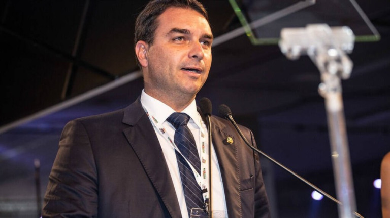 Flávio Bolsonaro: MP pede que investigação da rachadinha seja retomada