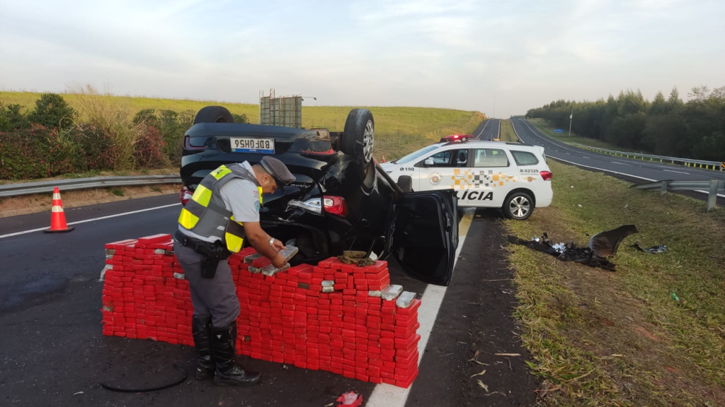 Carro capota com carga de maconha na rodovia SP-294; motorista fugiu